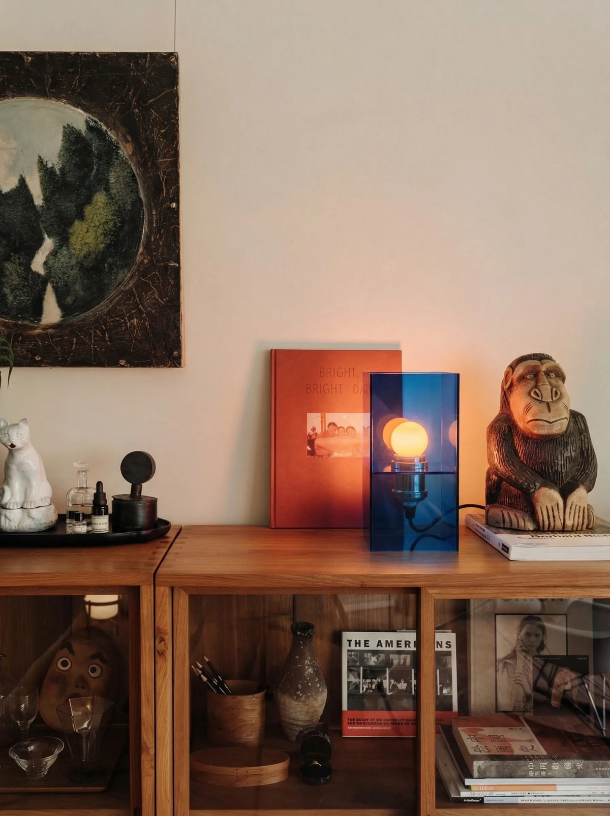 Lámpara de mesa de acrílico Celaro en un salón contemporáneo – imagen 10