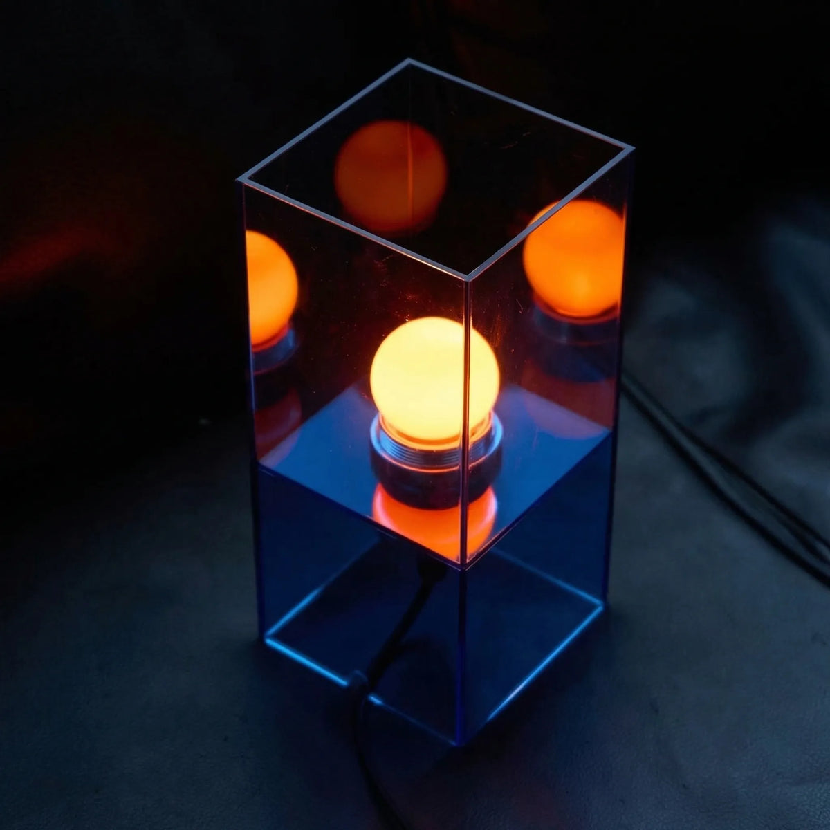 Lámpara de mesa de acrílico Celaro en un salón contemporáneo – imagen 4