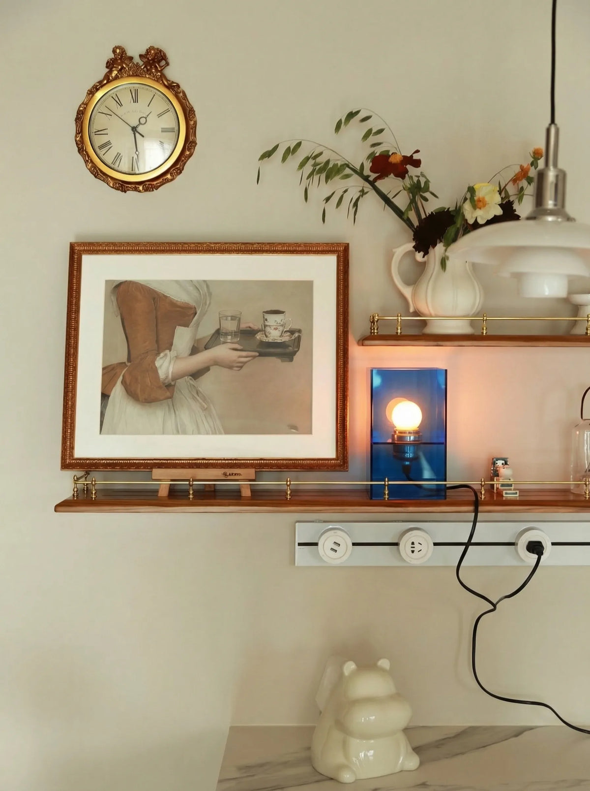 Lámpara de mesa de acrílico Celaro en un salón contemporáneo – imagen 11
