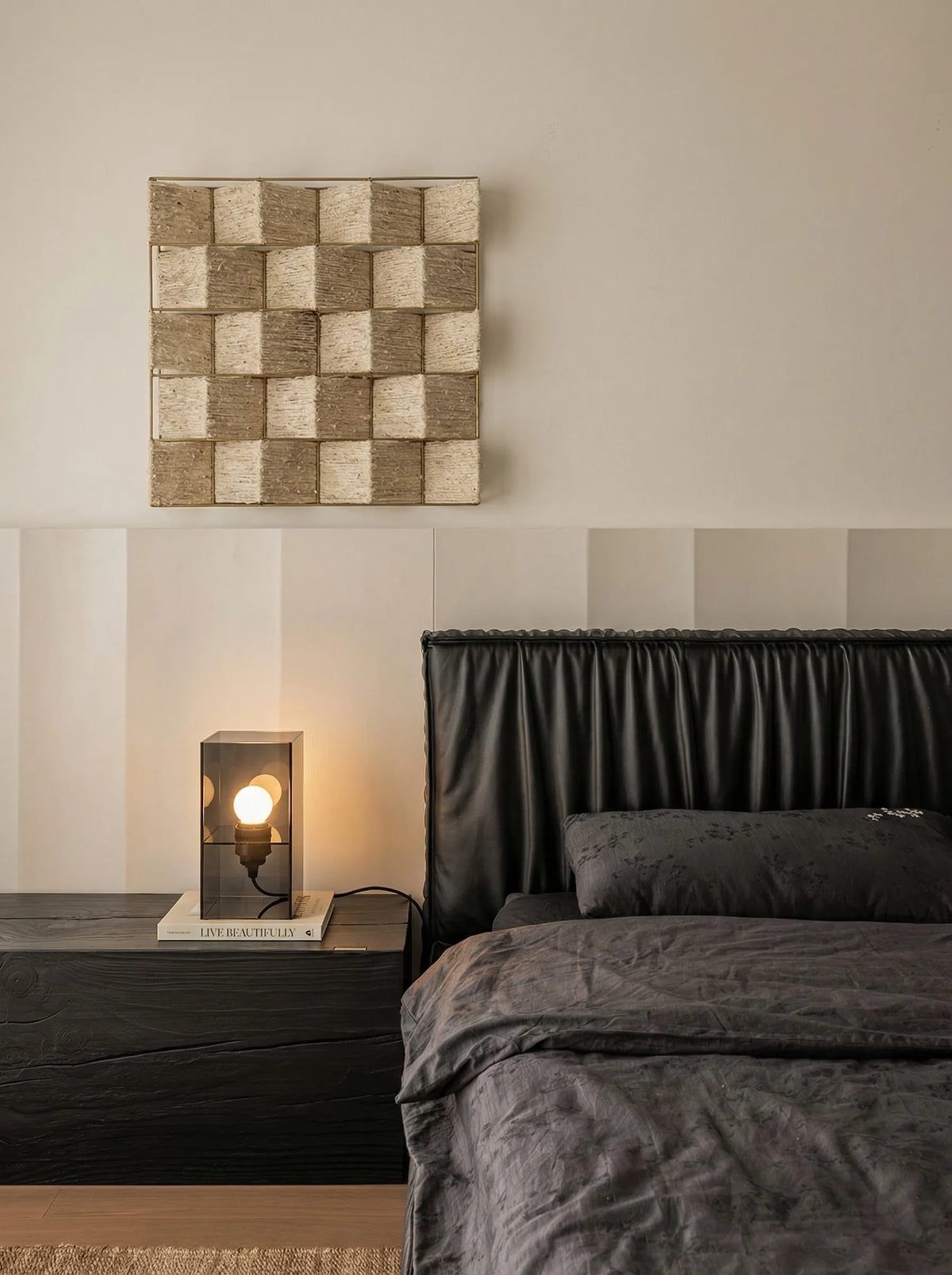 Lámpara de mesa de acrílico Celaro en un salón contemporáneo – imagen 13