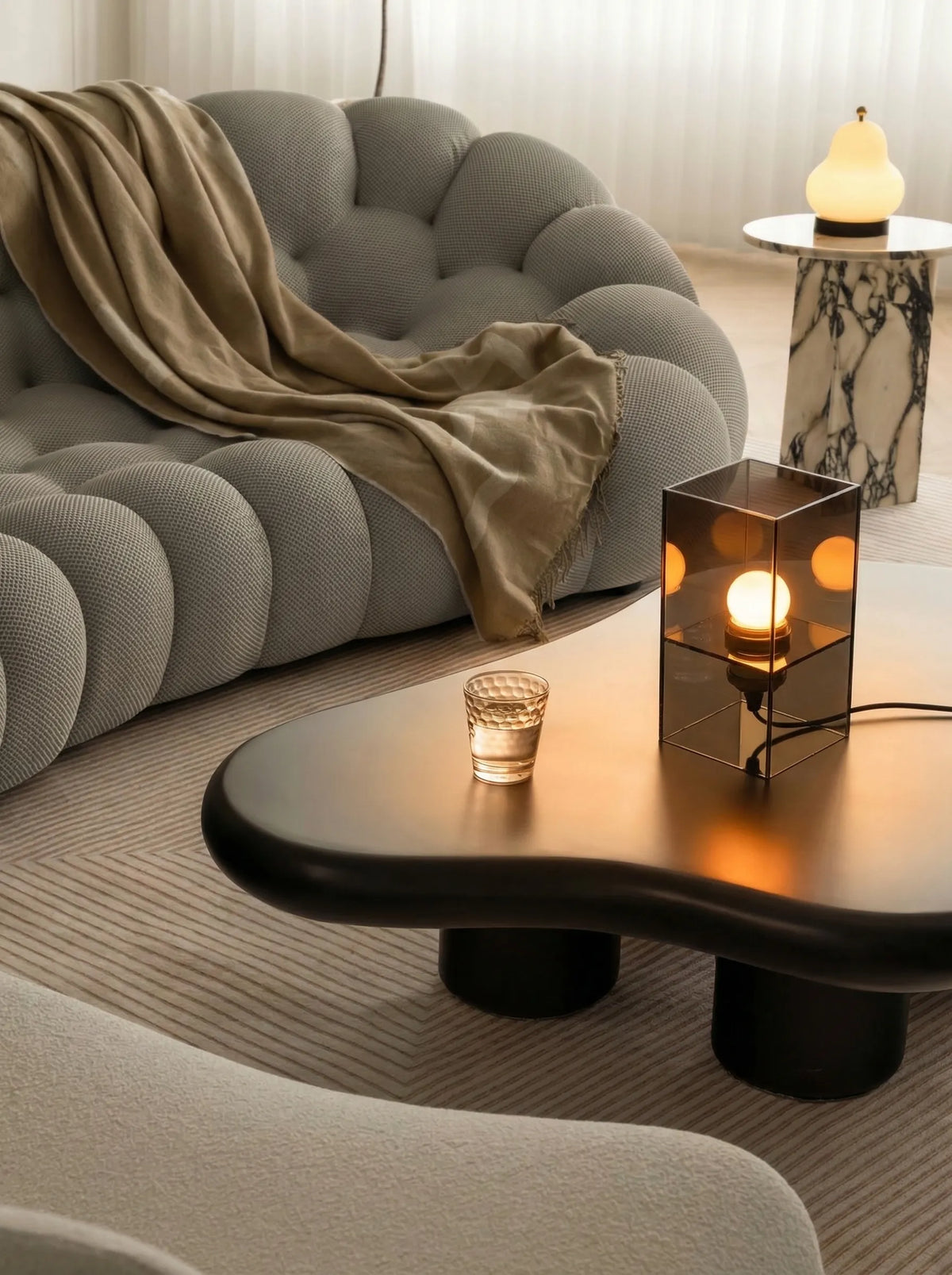 Lámpara de mesa de acrílico Celaro en un salón contemporáneo – imagen 8