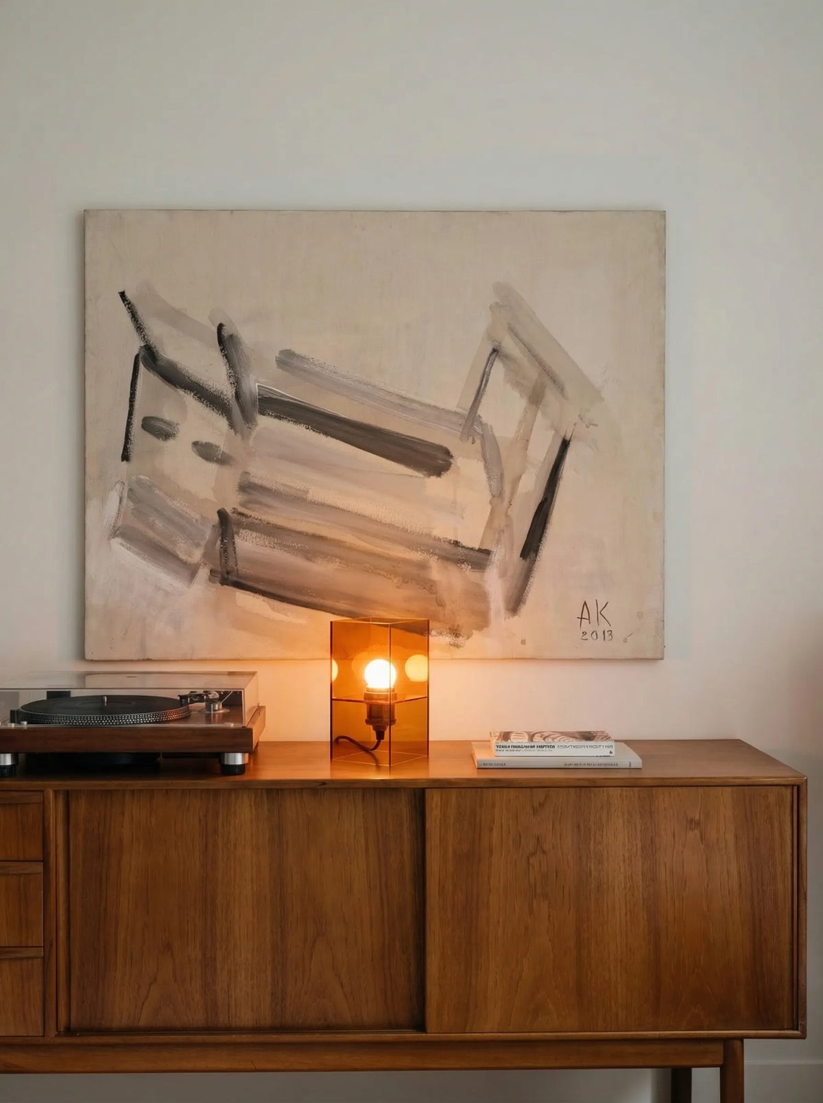 Lámpara de mesa de acrílico Celaro en un salón contemporáneo – imagen 12
