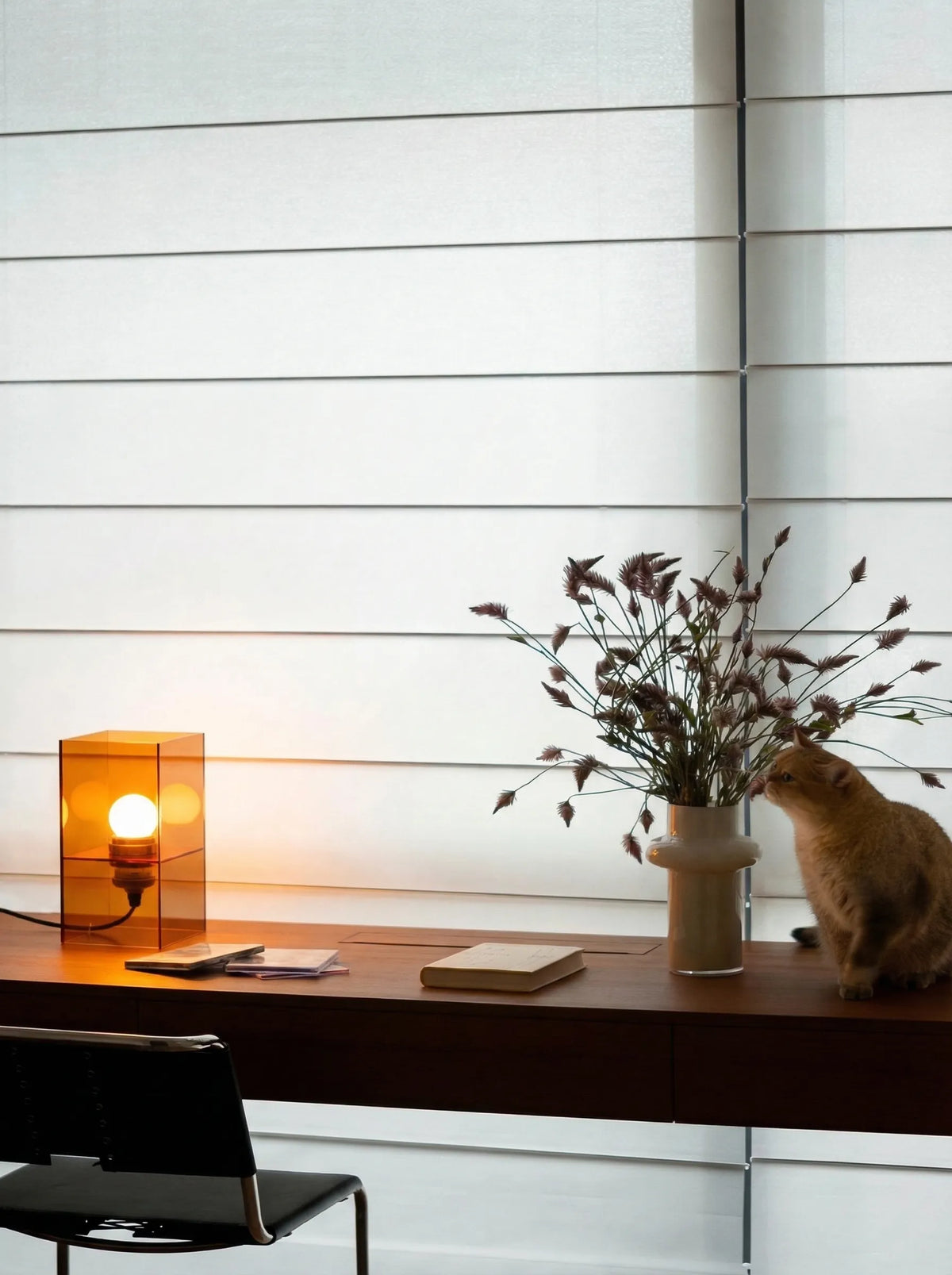 Lámpara de mesa de acrílico Celaro en un salón contemporáneo – imagen 9