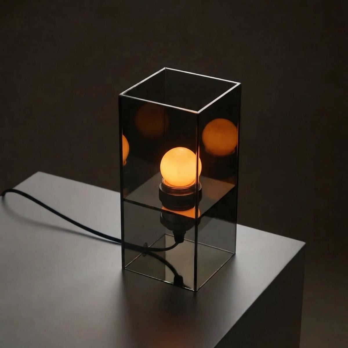 Lámpara de mesa de acrílico Celaro – acrílico negro ahumado