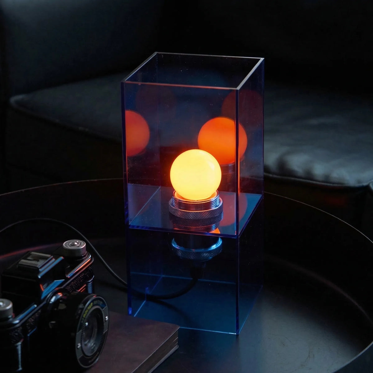 Lámpara de mesa de acrílico Celaro en un salón contemporáneo – imagen 5