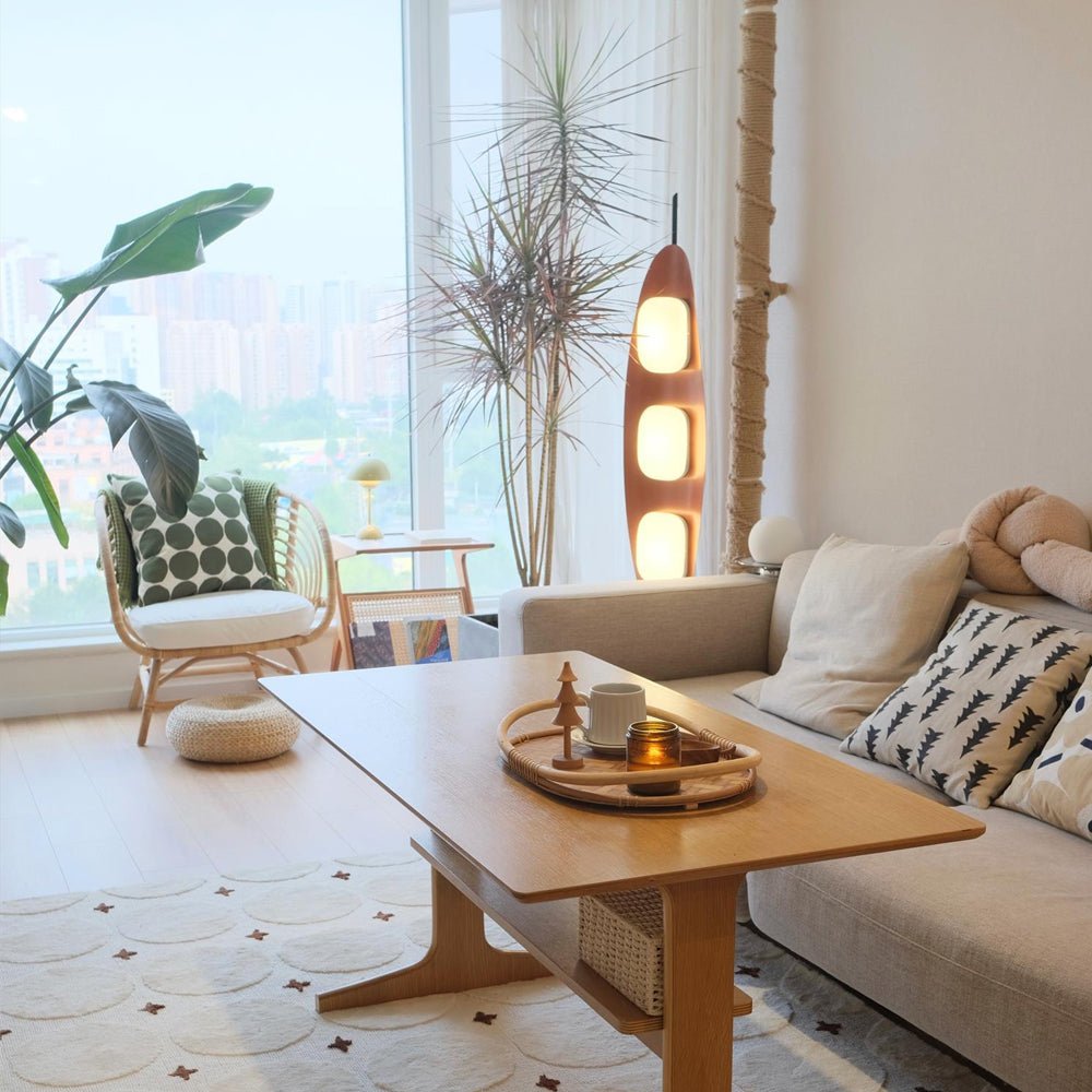 Lámpara de pie de madera Parela en un salón cálido – imagen 10