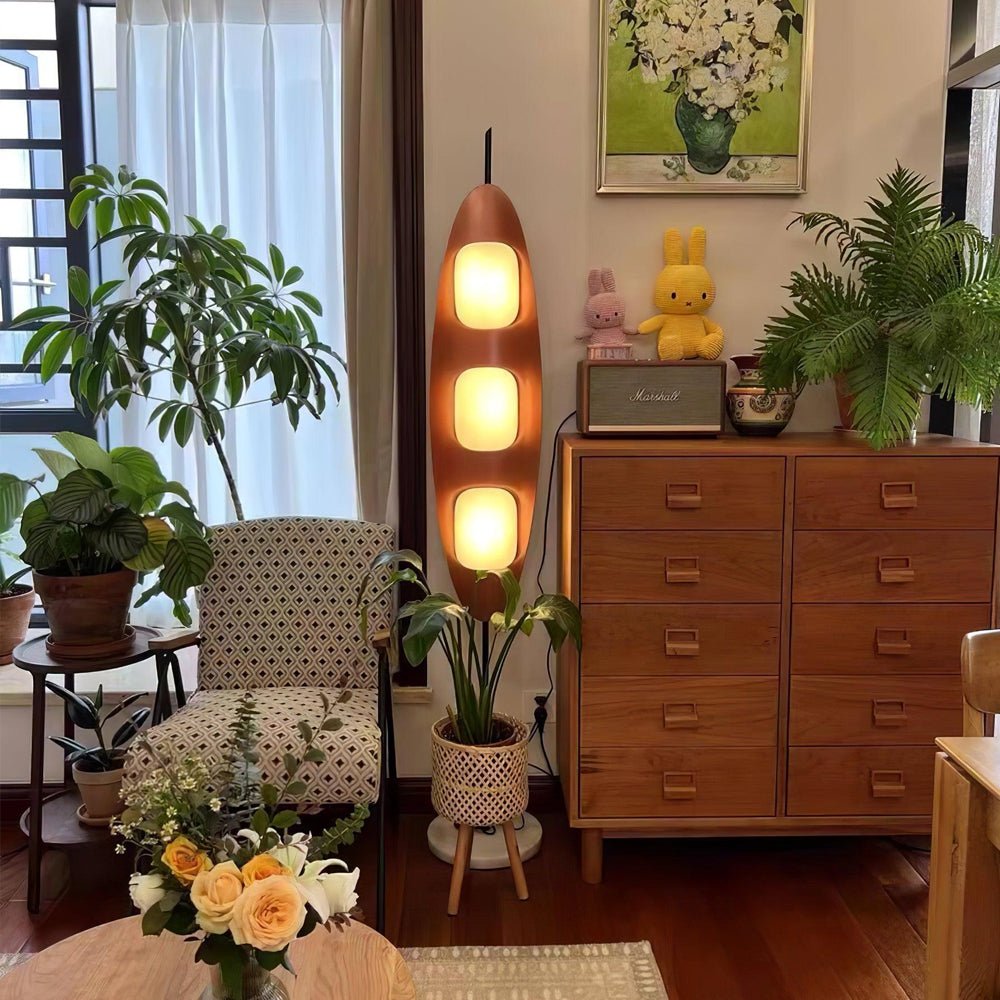 Lámpara de pie de madera Parela en un salón cálido – imagen 8