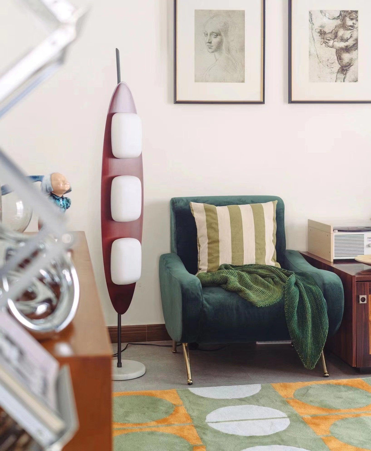 Lámpara de pie de madera Parela en un salón cálido – imagen 14