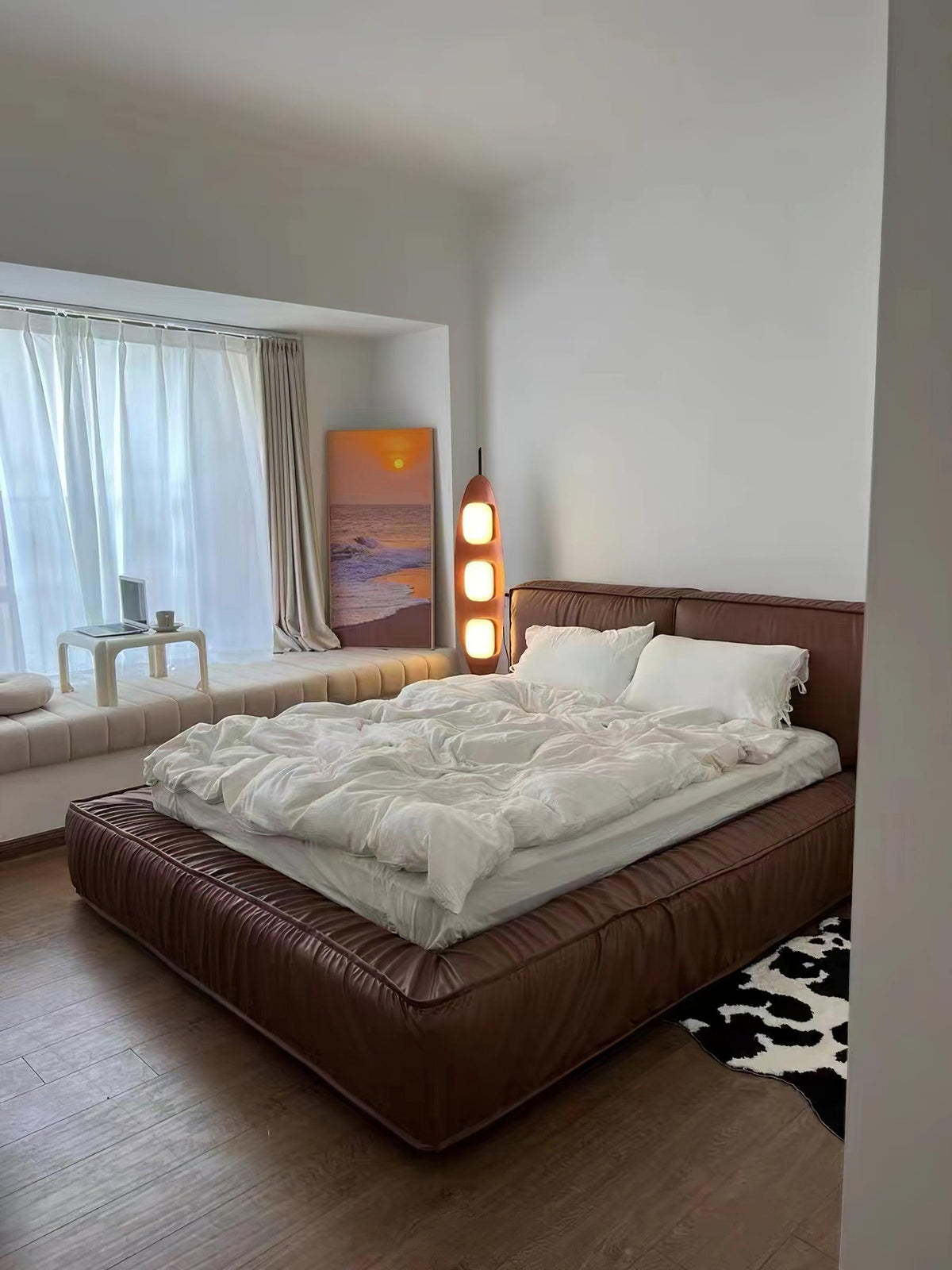 Lámpara de pie de madera Parela en un salón cálido – imagen 15