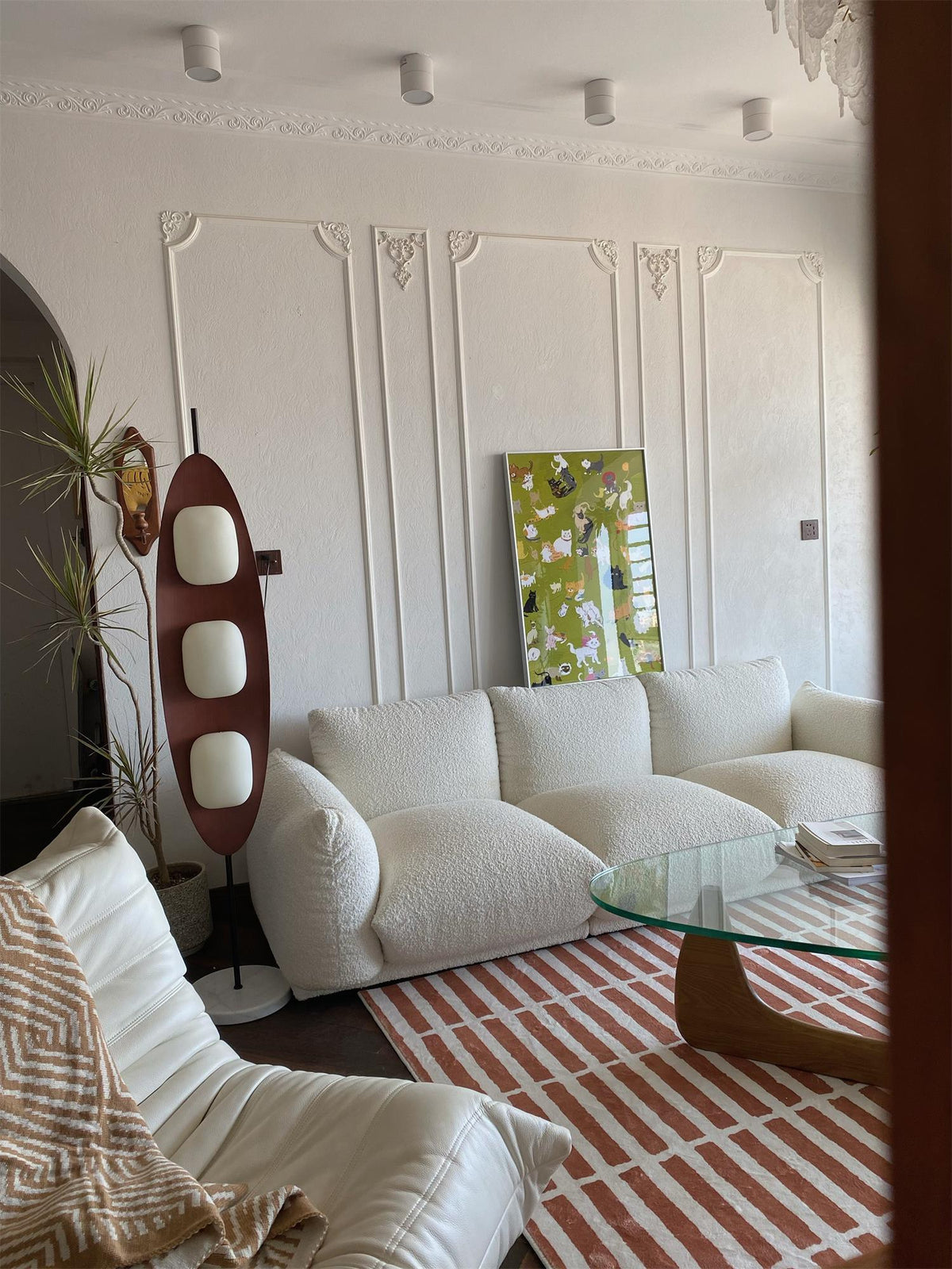 Lámpara de pie de madera Parela en un salón cálido – imagen 16