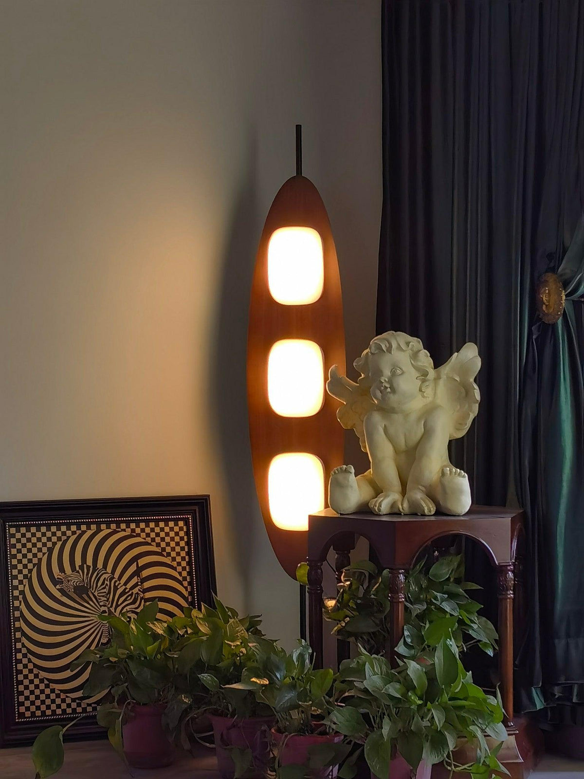Lámpara de pie de madera Parela en un salón cálido – imagen 17