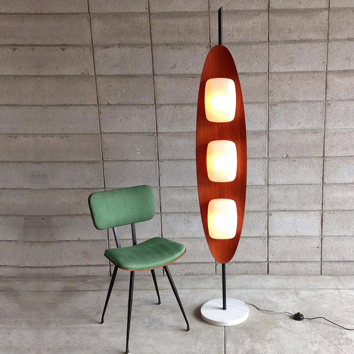 Lámpara de pie de madera Parela en un salón cálido – imagen 2
