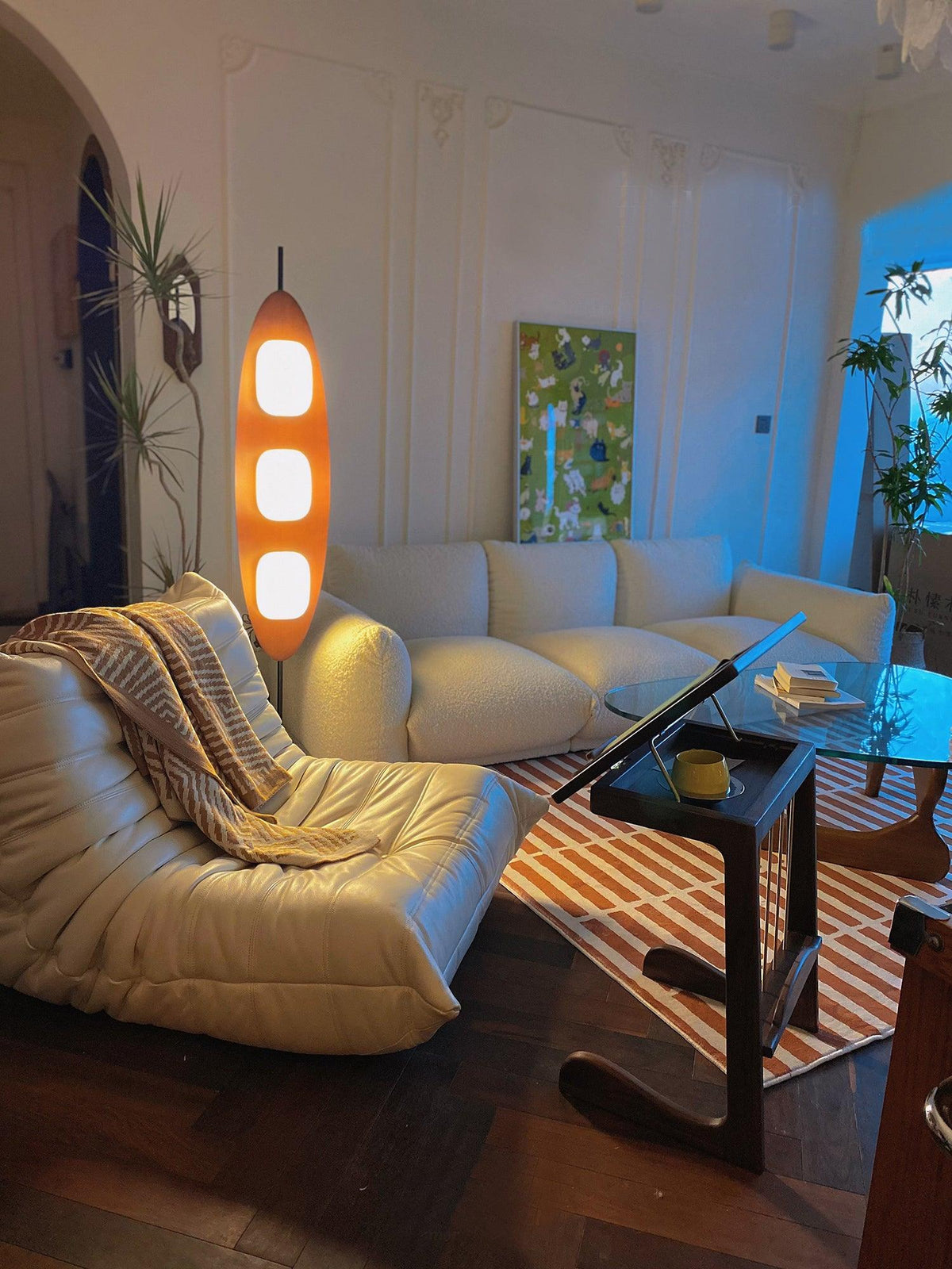 Lámpara de pie de madera Parela en un salón cálido – imagen 18