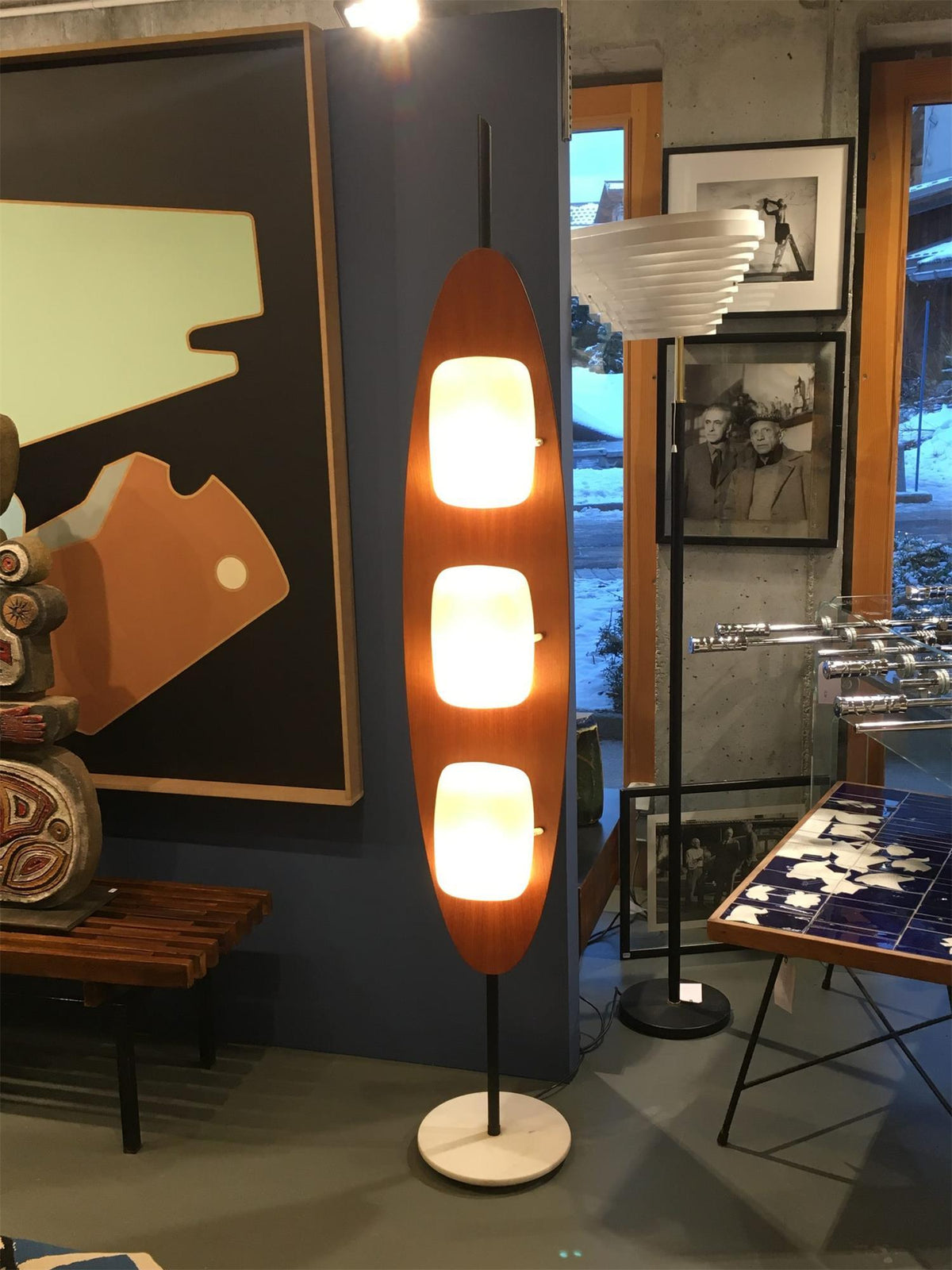 Lámpara de pie de madera Parela en un salón cálido – imagen 19