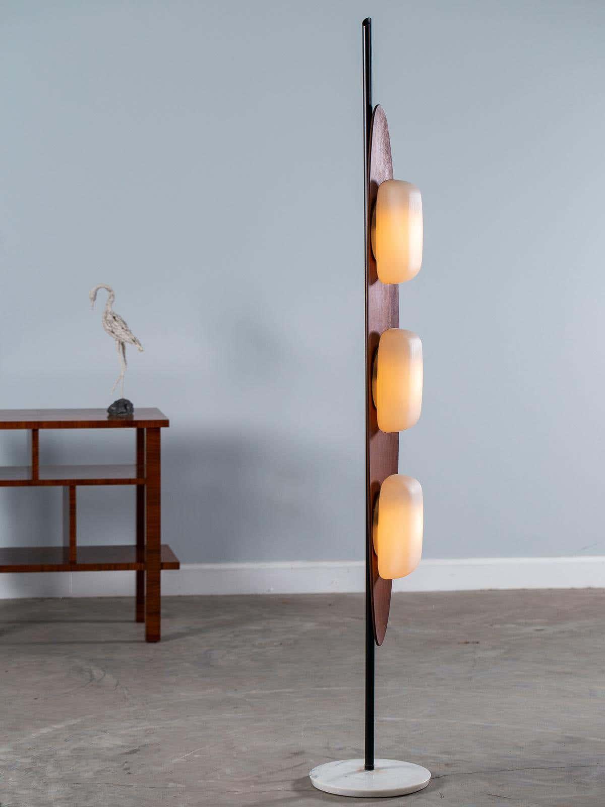 Lámpara de pie de madera Parela en un salón cálido – imagen 5