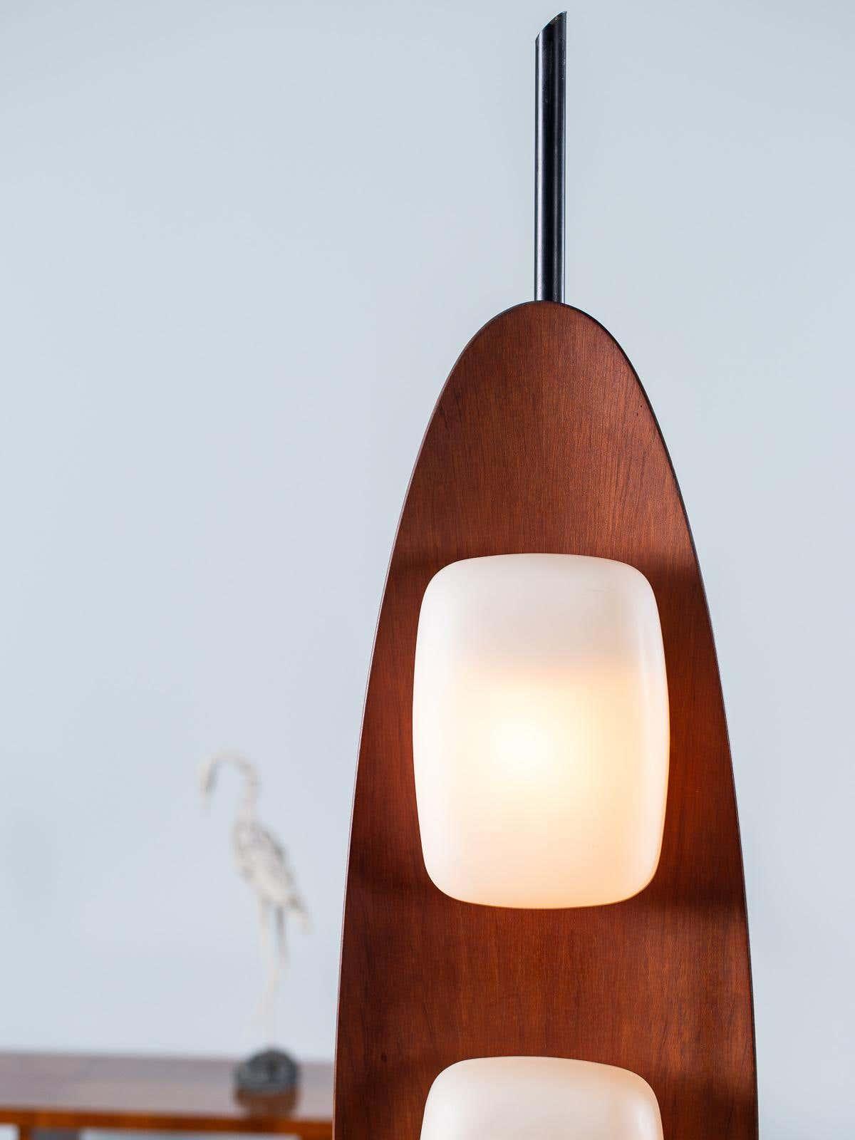 Lámpara de pie de madera Parela – detalle del difusor opalino