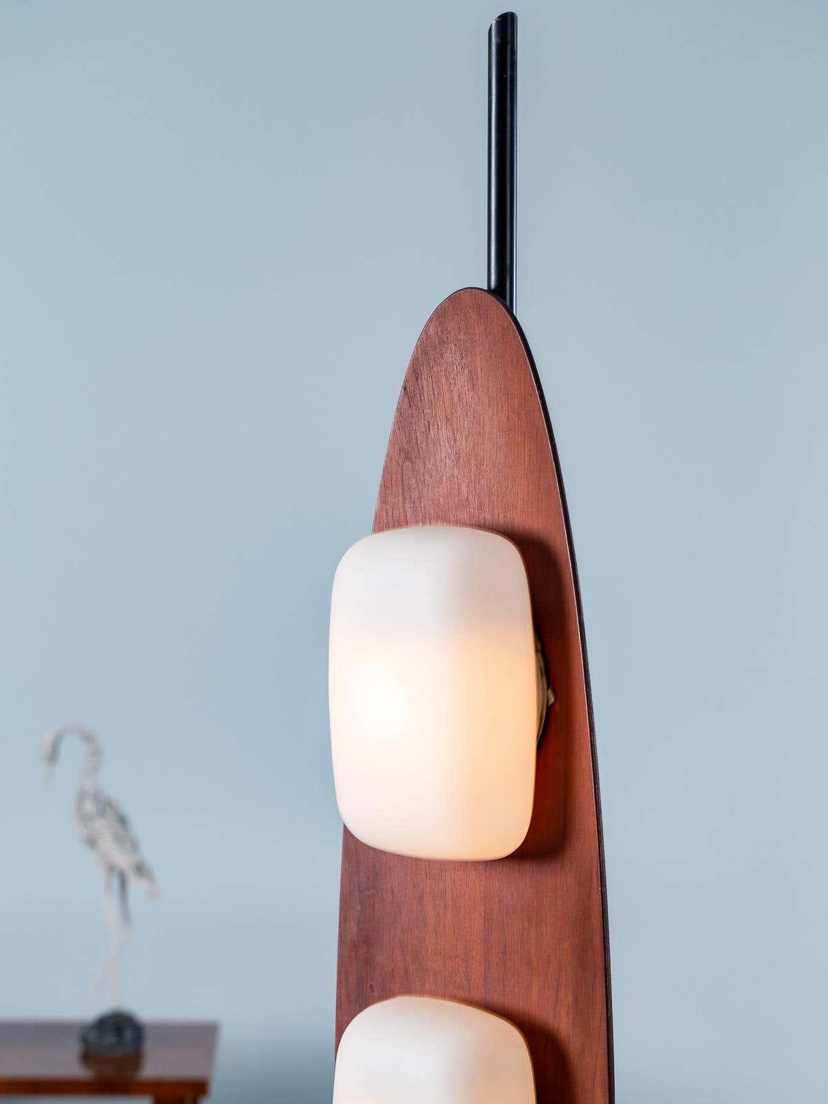 Lámpara de pie de madera Parela – detalle de la silueta de madera