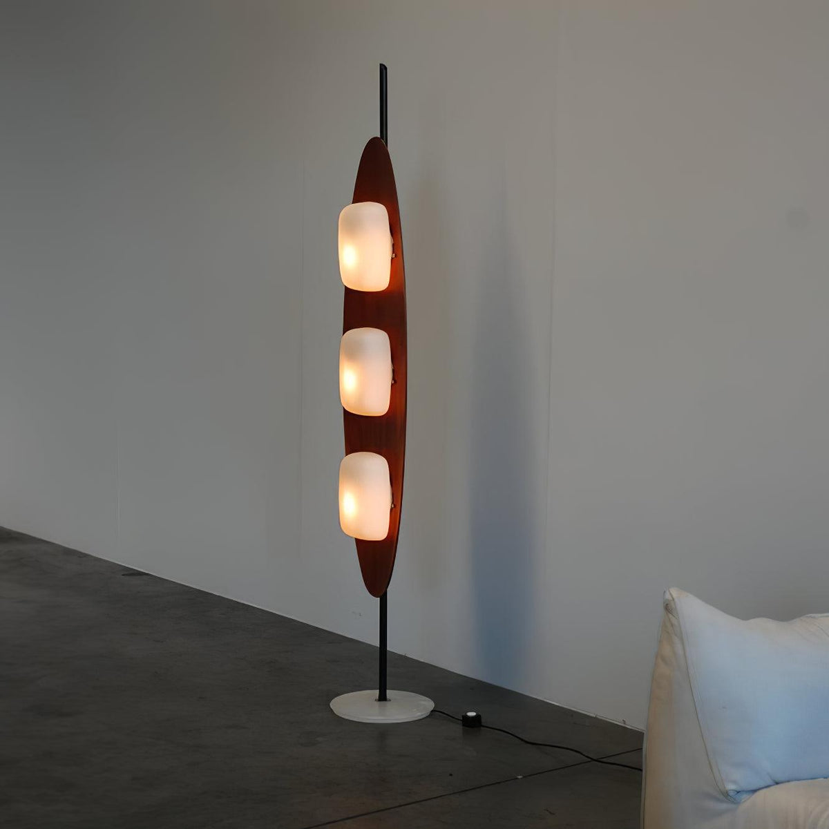 Lámpara de pie de madera Parela en un salón cálido – imagen 20