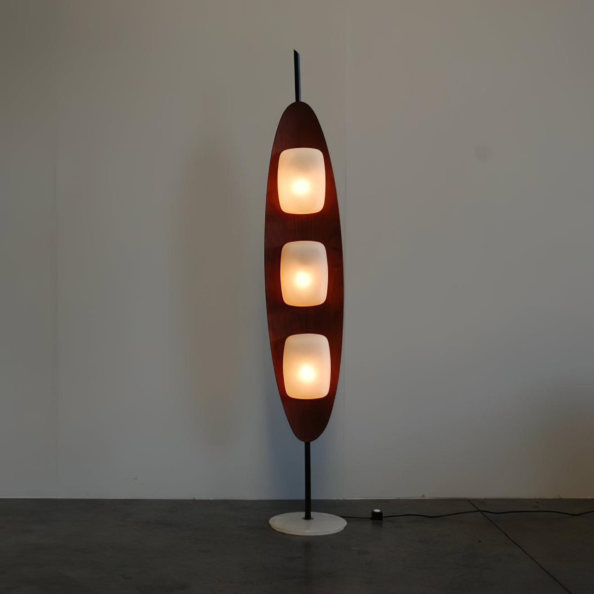 Lámpara de pie de madera Parela en un salón cálido – imagen 12