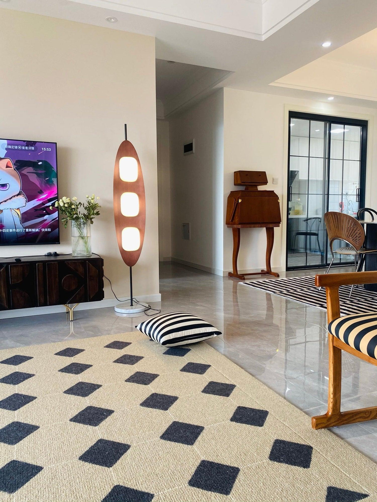 Lámpara de pie de madera Parela en un salón cálido – imagen 13
