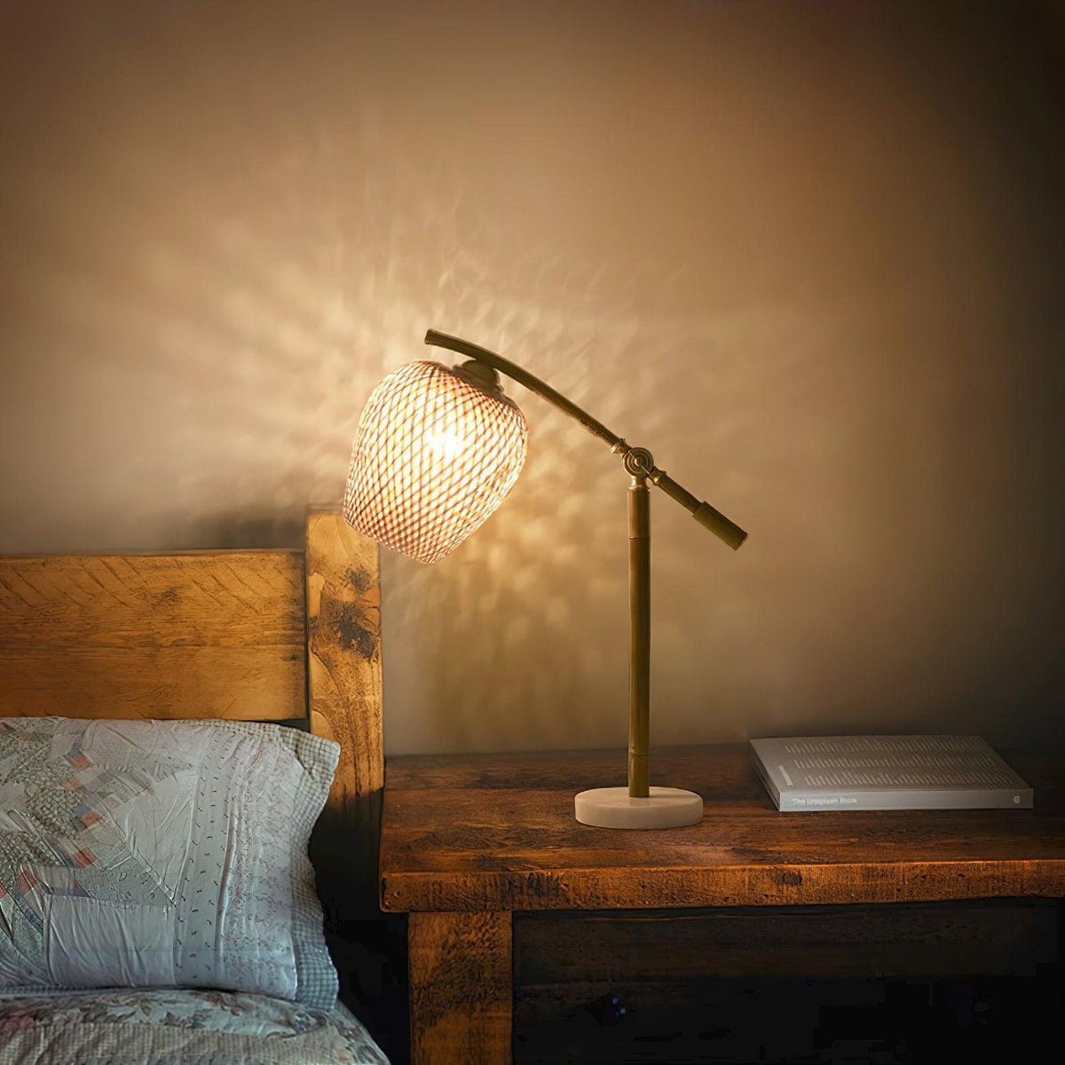 Lámpara de mesa de bambú Fibreta en un dormitorio de estilo zen – imagen 16
