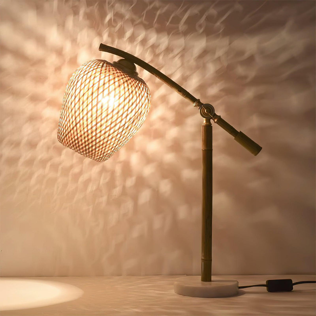 Lámpara de mesa de bambú Fibreta en un dormitorio de estilo zen – imagen 18