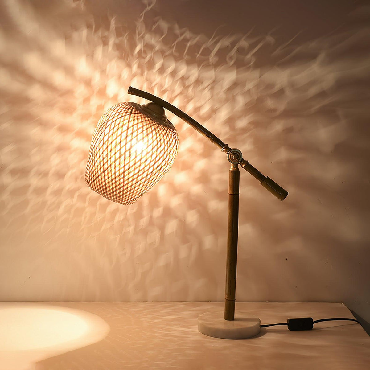 Lámpara de mesa de bambú Fibreta en un dormitorio de estilo zen – imagen 9