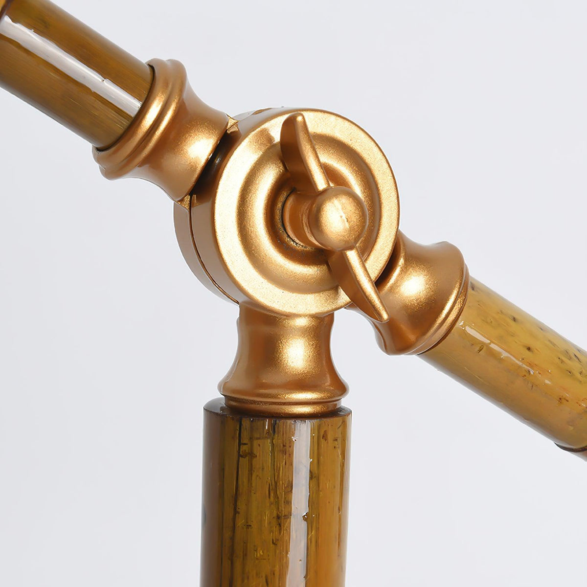 Lámpara de mesa de bambú Fibreta – detalle de la articulación del brazo