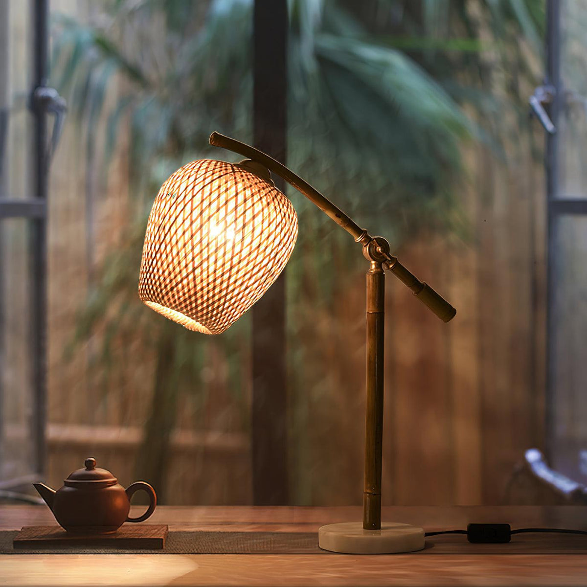 Lámpara de mesa de bambú Fibreta – junto a una ventana con plantas
