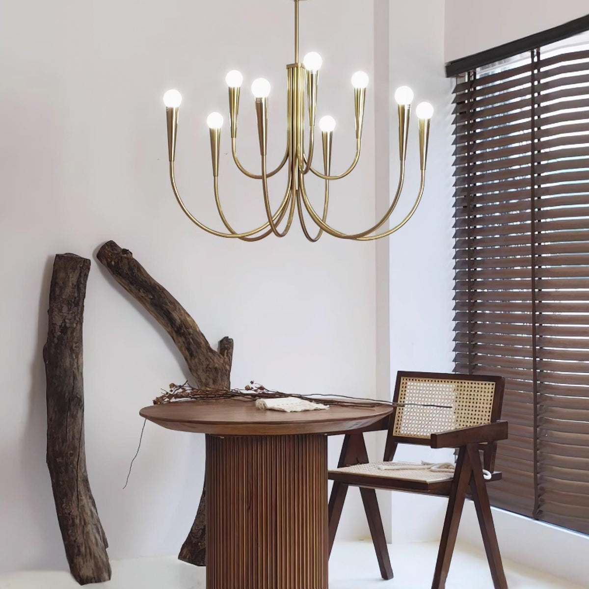 Lámpara de araña de brazos curvos Zarcela sobre una mesa de comedor – imagen 2