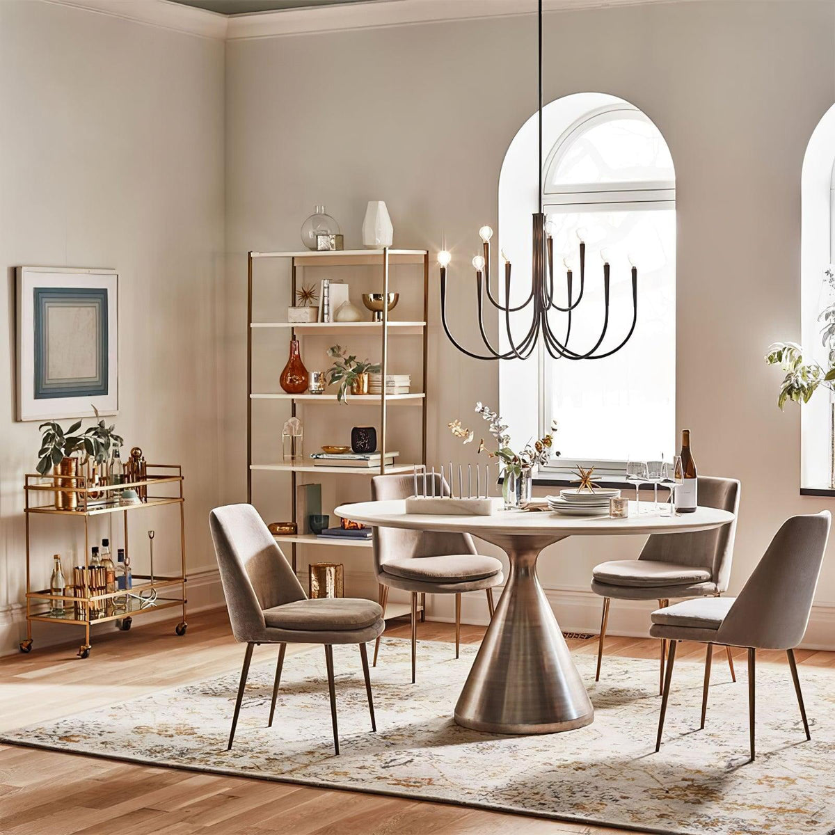 Lámpara de araña de brazos curvos Zarcela sobre una mesa de comedor – imagen 7