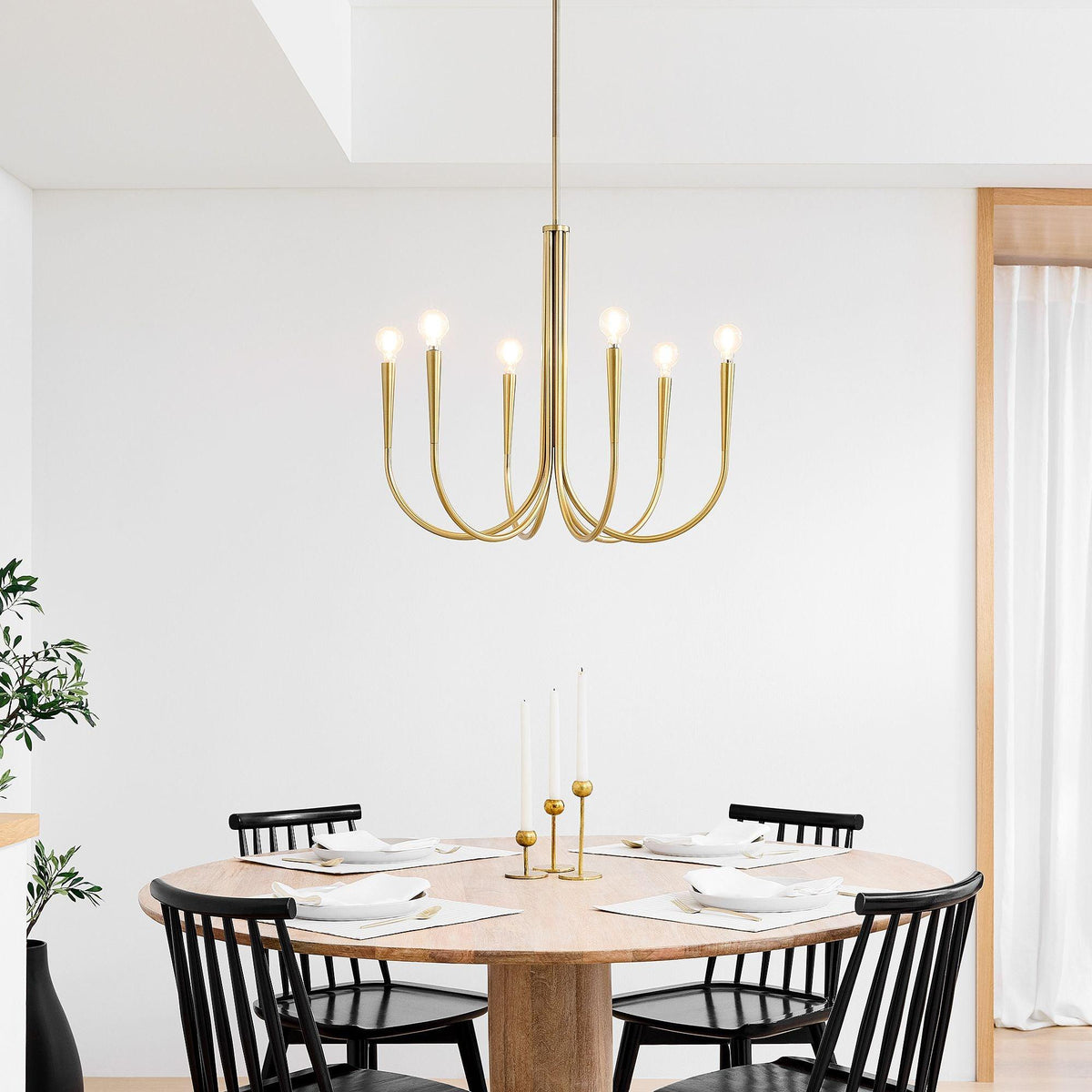 Lámpara de araña de brazos curvos Zarcela sobre una mesa de comedor – imagen 6