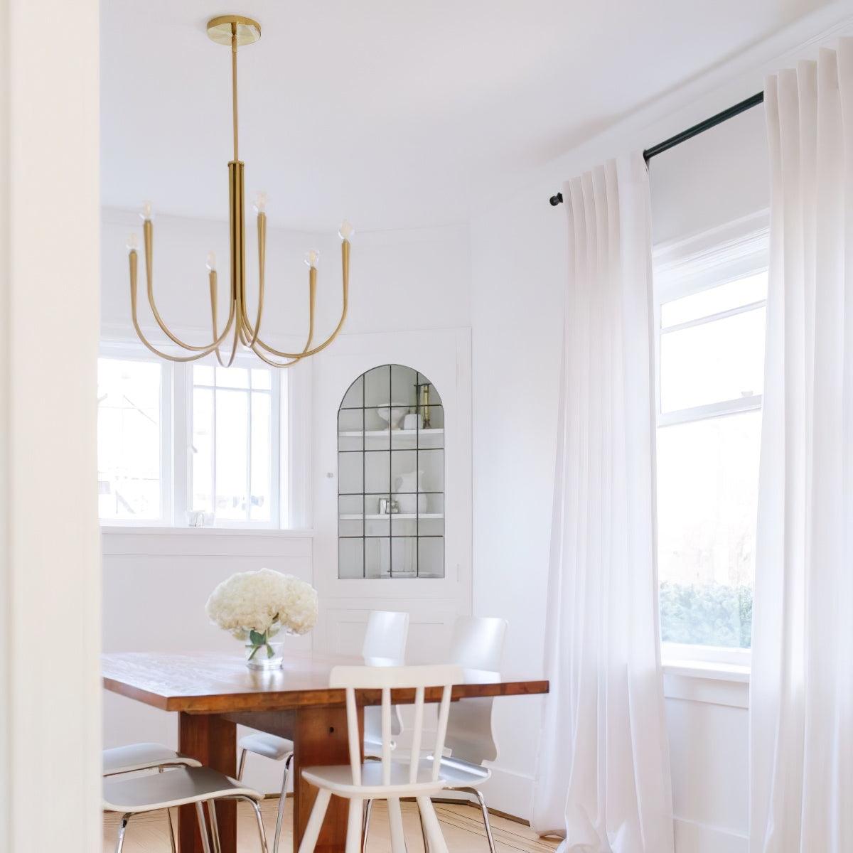 Lámpara de araña de brazos curvos Zarcela sobre una mesa de comedor – imagen 10
