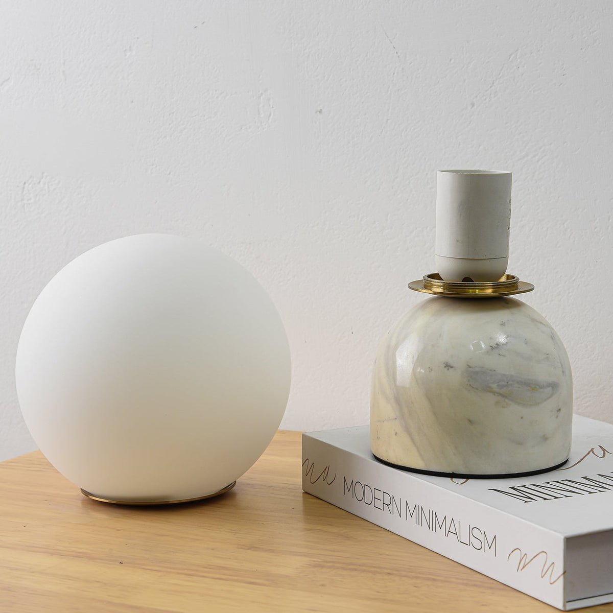 Lámpara de mesita Dunela con globo opal y base de mármol – casquillo E27 y globo de vidrio