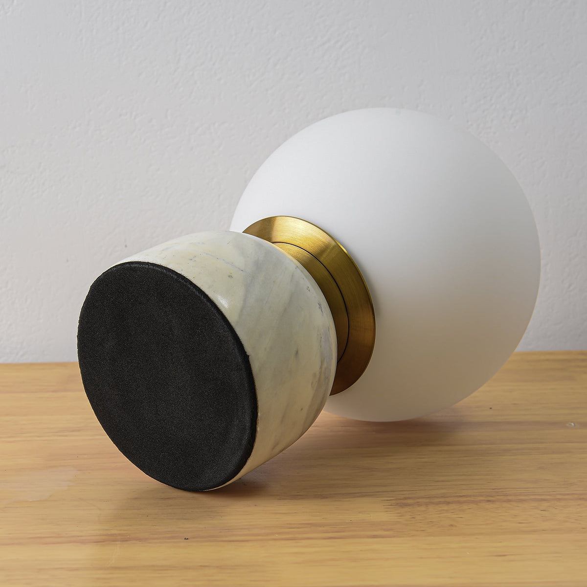 Lámpara de mesita Dunela con globo opal y base de mármol – base de mármol y aro dorado