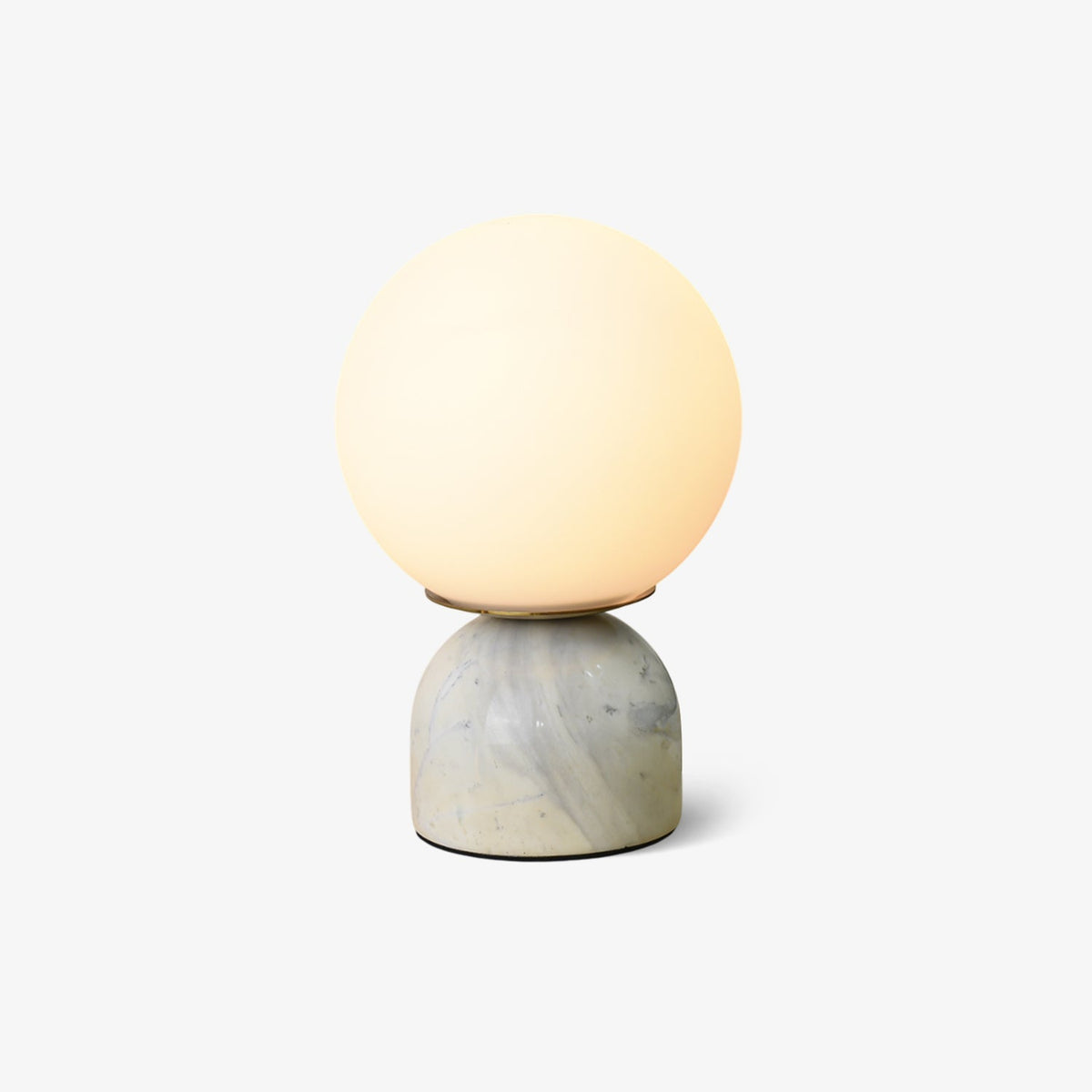 Lámpara de mesita Dunela con globo opal y base de mármol sobre una mesa de madera – imagen 9