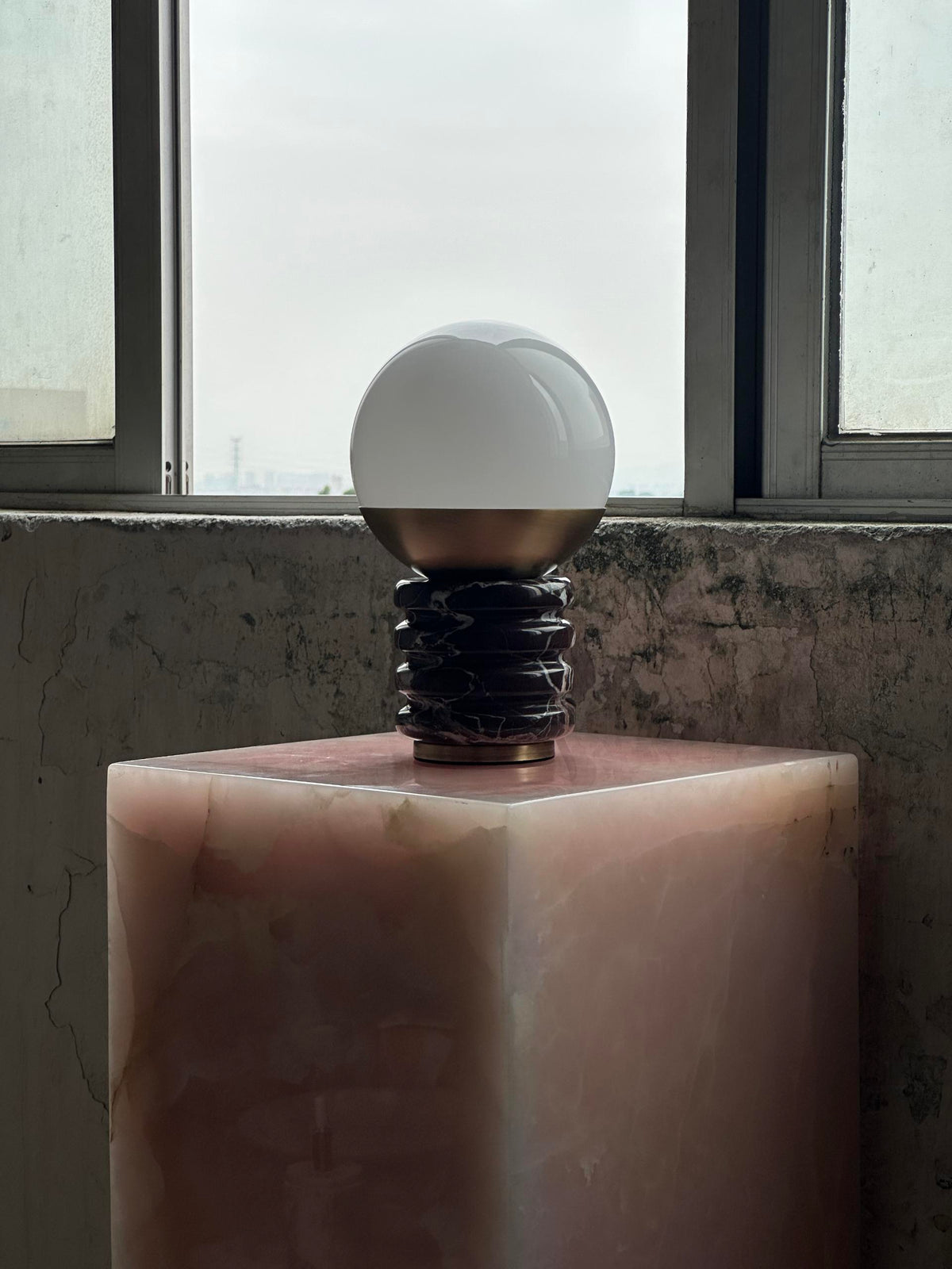 Lámpara de mesa de mármol Sferina – sobre un pedestal de piedra