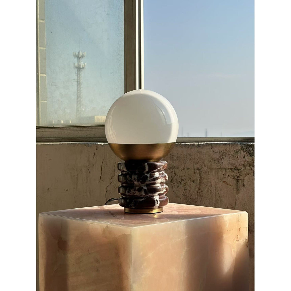 Lámpara de mesa de mármol Sferina – junto a una ventana