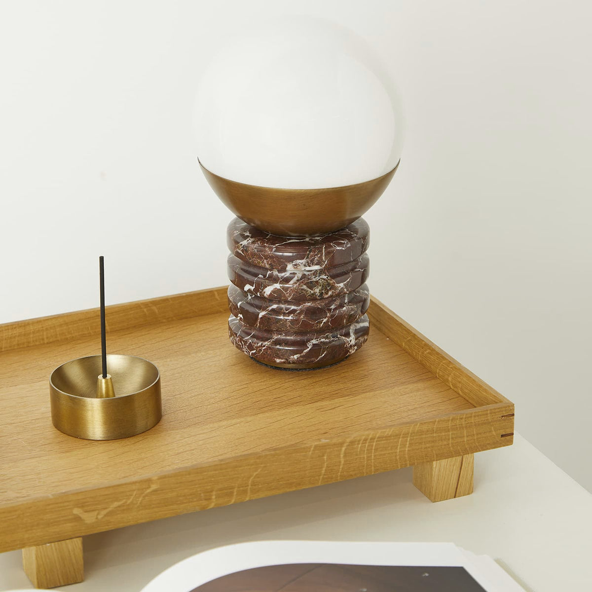 Lámpara de mesa de mármol Sferina – sobre una bandeja de madera