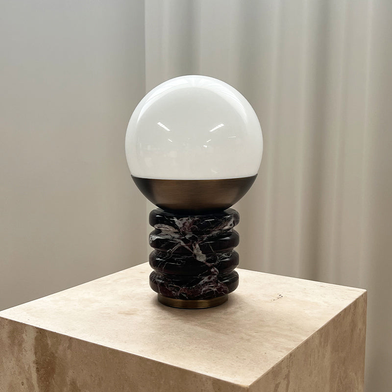 Sferina - Lámpara de Mesa de Mármol Rojo con Globo de Cristal y Latón