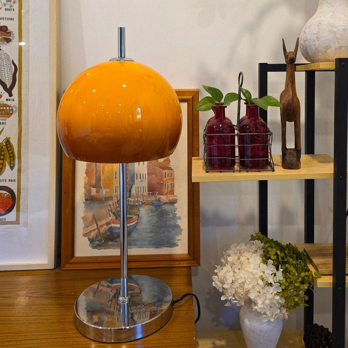 Lámpara de mesa seta de cristal ámbar Ambalo en un salón de estilo vintage – imagen 11