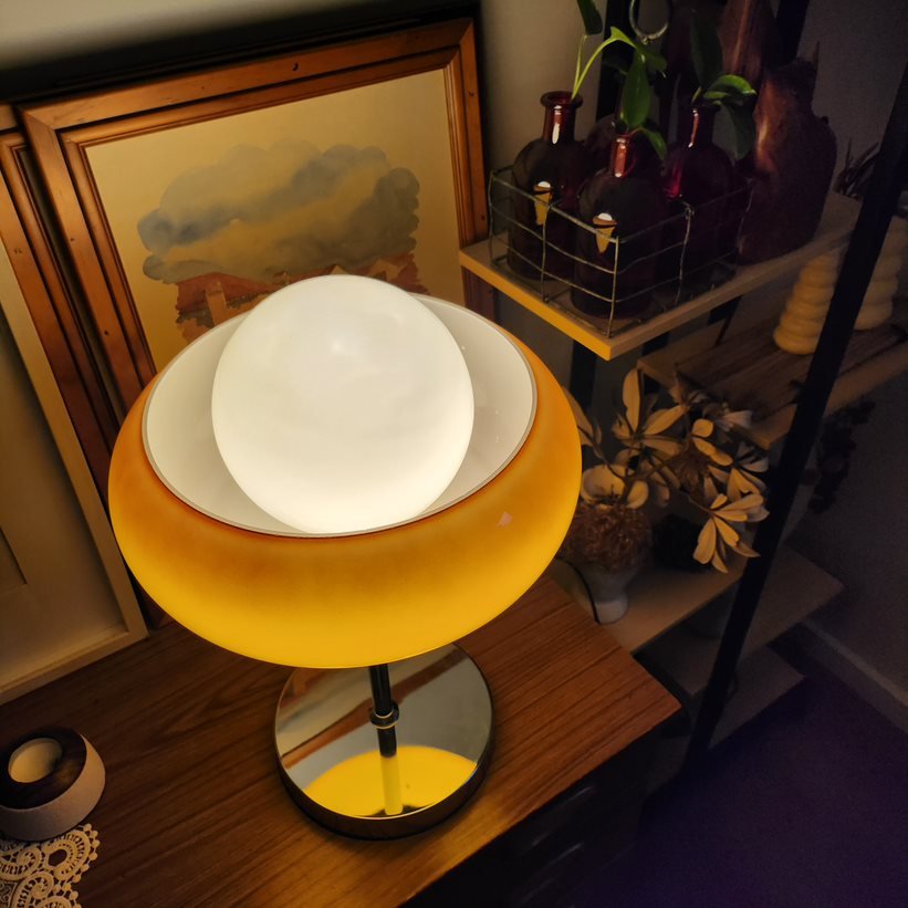 Lámpara de mesa retro Dorelia sobre una cómoda – imagen 9