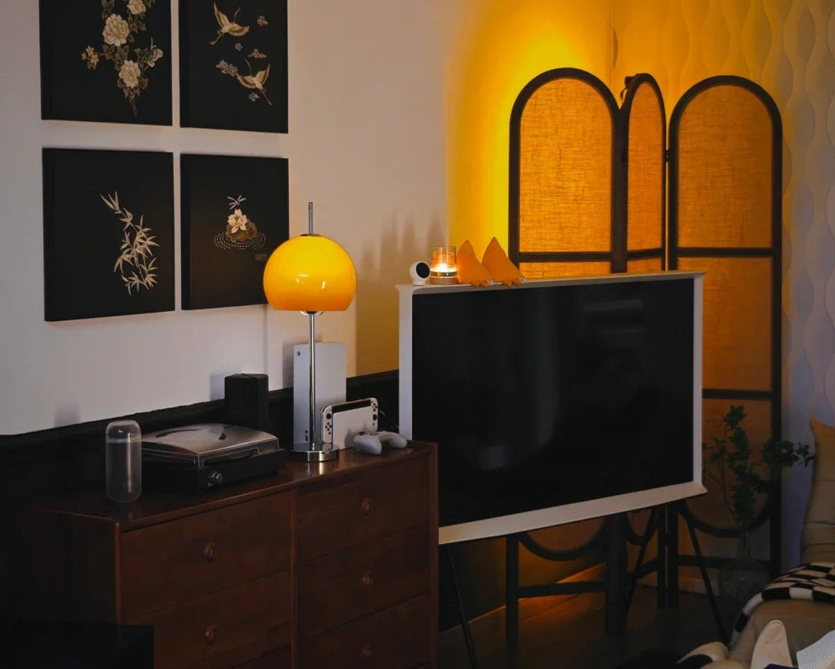 Lámpara de mesa seta de cristal ámbar Ambalo en un salón de estilo vintage – imagen 12