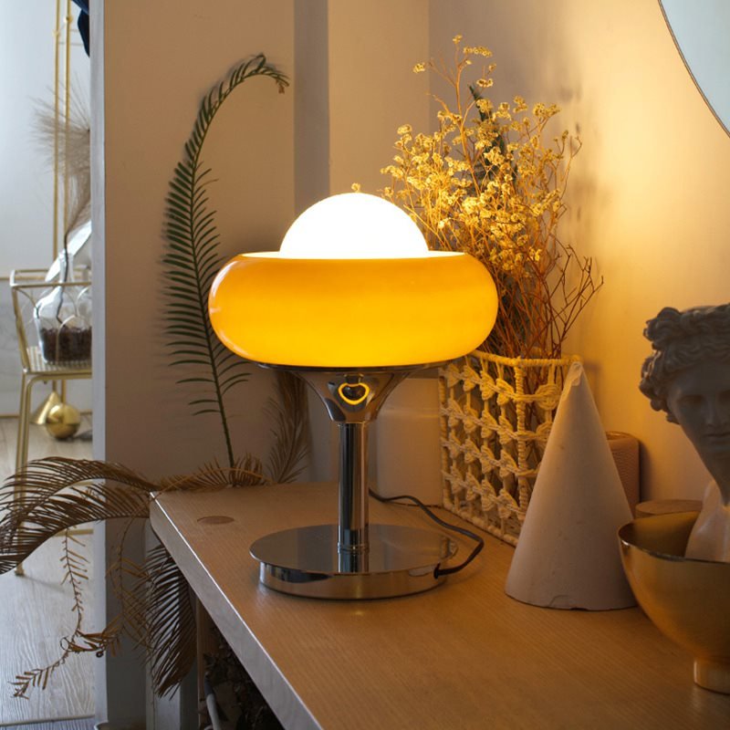 Lámpara de mesa retro Dorelia sobre una cómoda – imagen 11