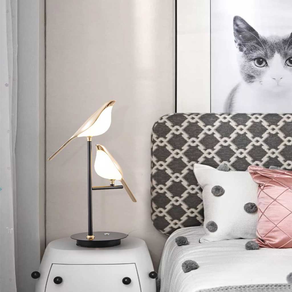 Lámpara de mesa con pájaros luminosos Mirleta en un dormitorio elegante – imagen 5