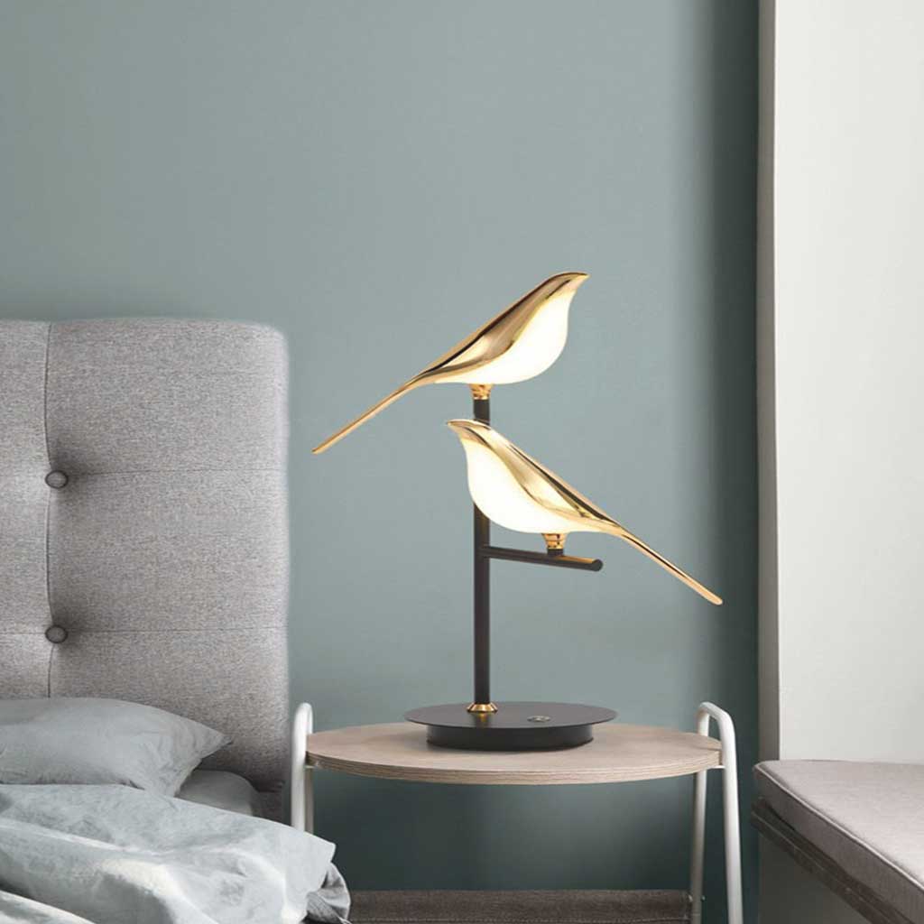 Lámpara de mesa con pájaros luminosos Mirleta en un dormitorio elegante – imagen 6