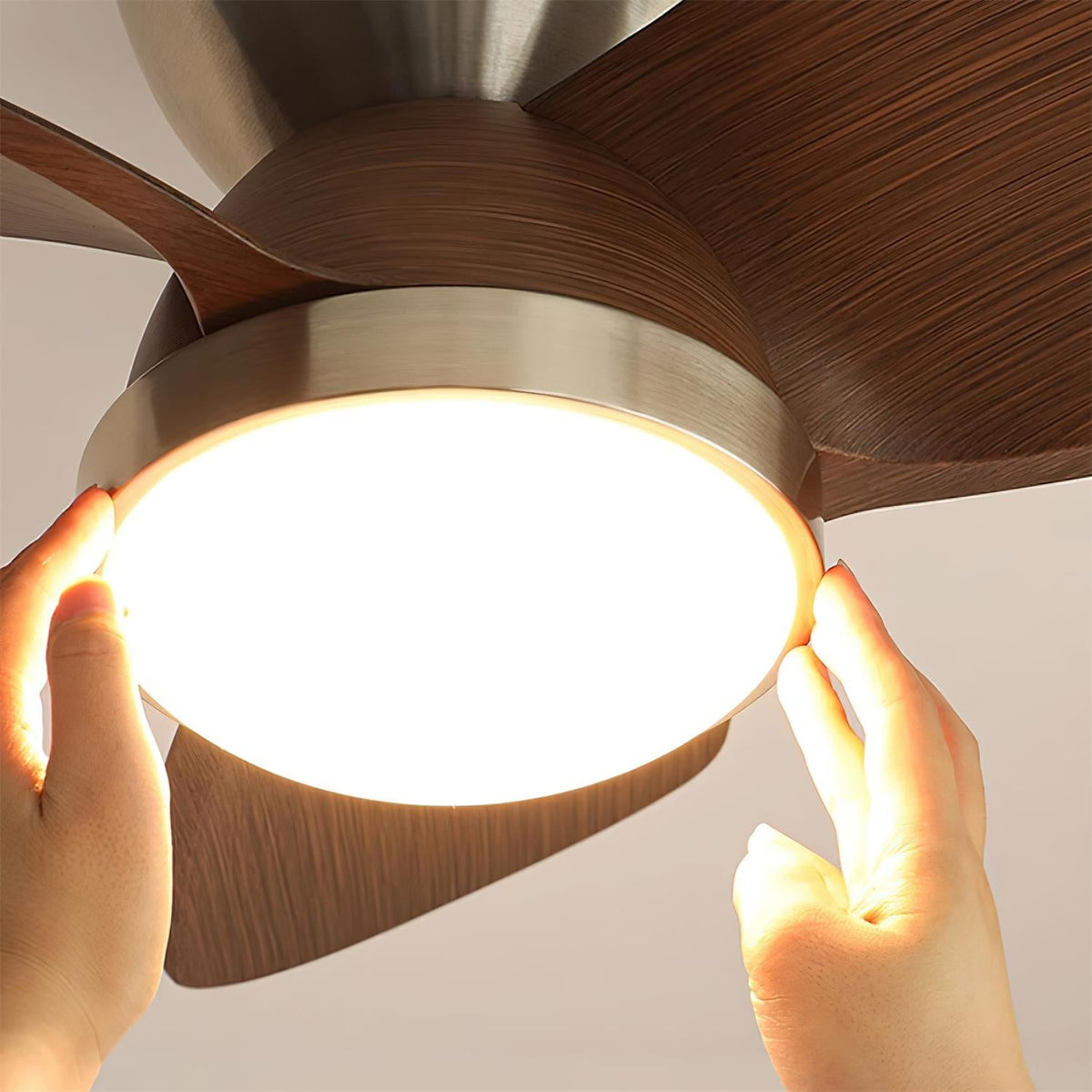 Ventilador de techo con luz Gavela en un dormitorio moderno – imagen 18