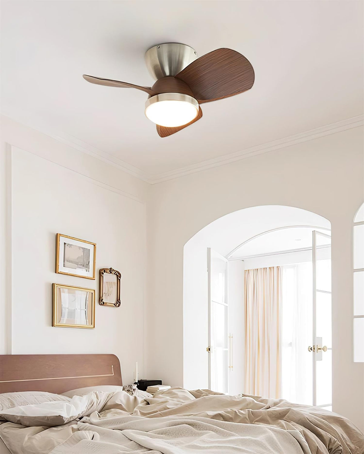 Ventilador de techo con luz Gavela en un dormitorio moderno – imagen 9