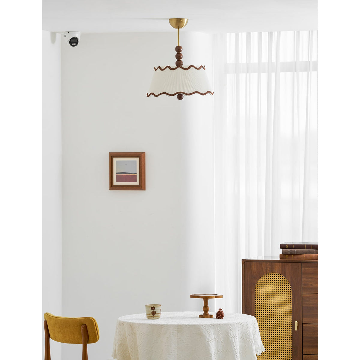 Lámpara de techo de tela plisada Musela en un dormitorio de estilo cottage – imagen 6