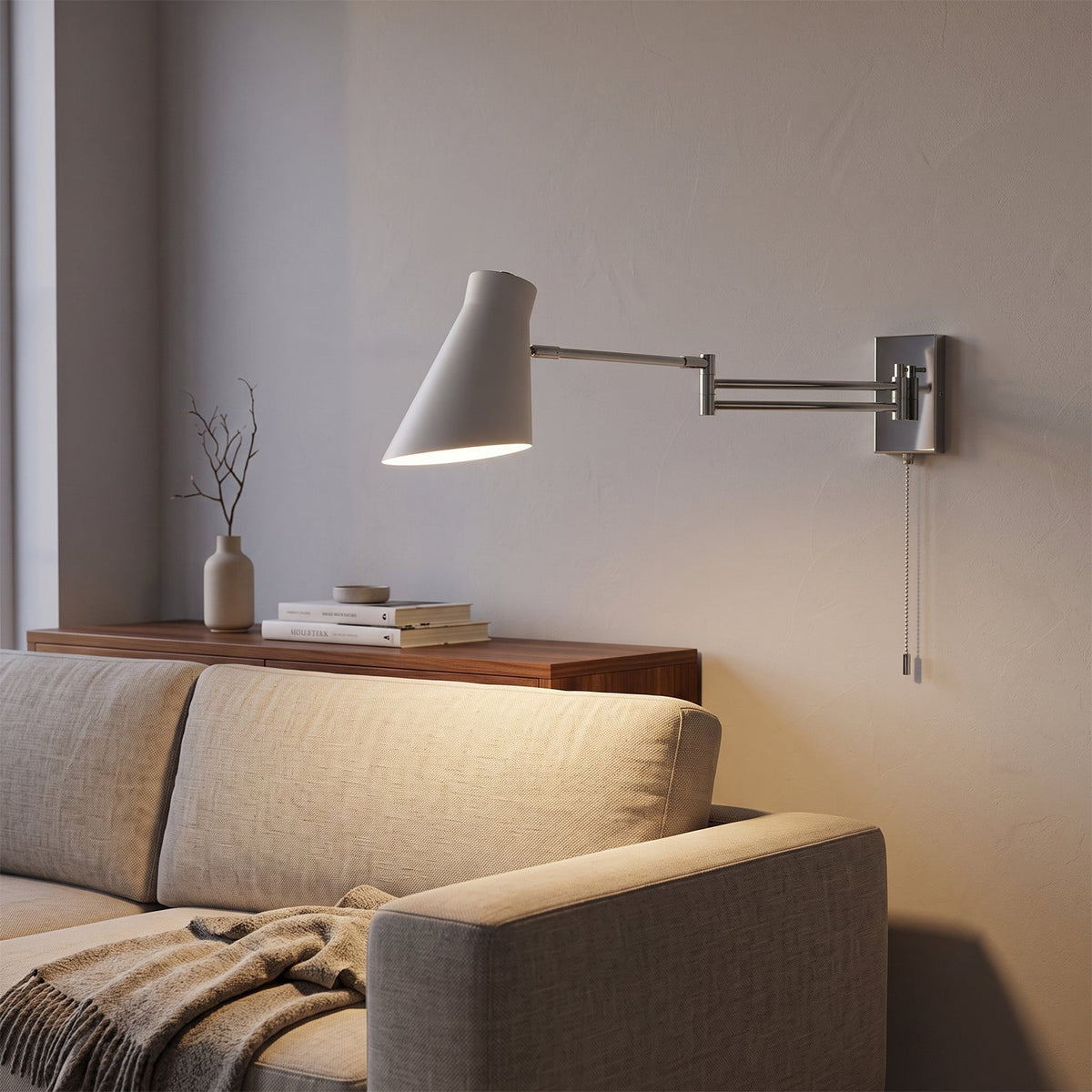 Aplique de pared con brazo extensible Kurela – pantalla blanca en un salón